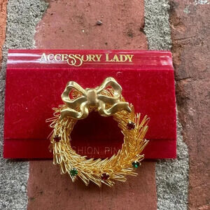 Accessory Lady gold tone, rhinestone vintage Christmas wreath brooch